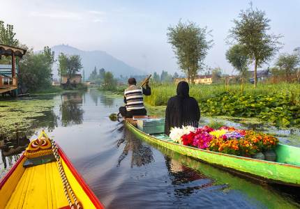 Jammu to Srinagar (Approx. 7-8 hours drive)